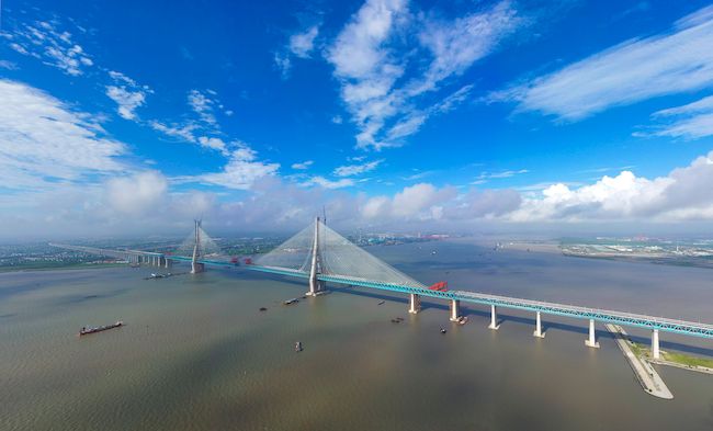 Rekordbrücke in China: Die 11 km lange Hutongbrücke mit der zentralen Schrägseilbrücke mit 1.092 m Länge.   Foto: Imaginechina Limited / Alamy Stock Photo