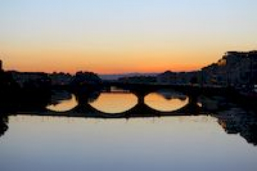 Ponte Santa Trinita in Florenz im Sonnenuntergang