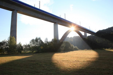 Sonnenaufgang durch die Lahntalbrücke