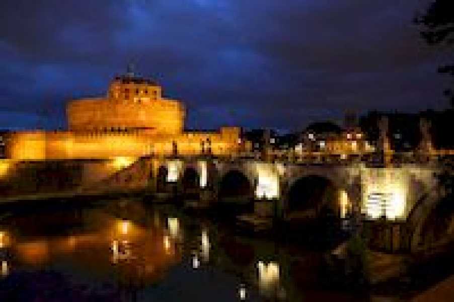 Engelsbrücke in Rom bei Nacht