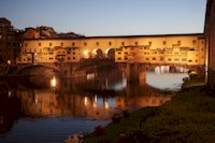 Ponte Vecchio in Florenz bei Nacht