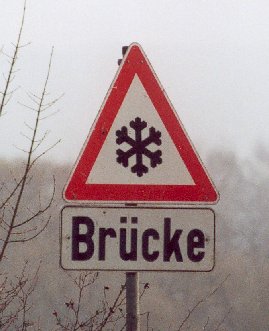 Vereiste Fahrbahn auf Brücke